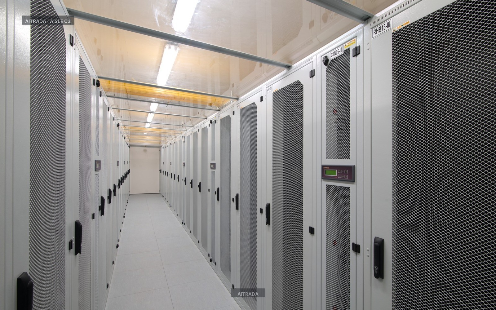 Fotografie eines AITRADA Datacenter-Kaltgangs